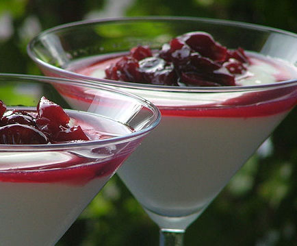 Crema di yogurt con ciliegie sciroppate