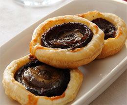 Pizzette di sfoglia taleggio e cipolle