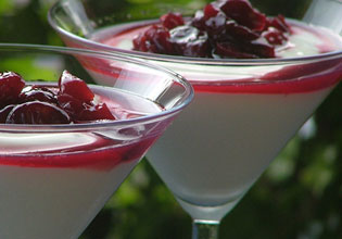 Crema di yogurt con ciliegie sciroppate