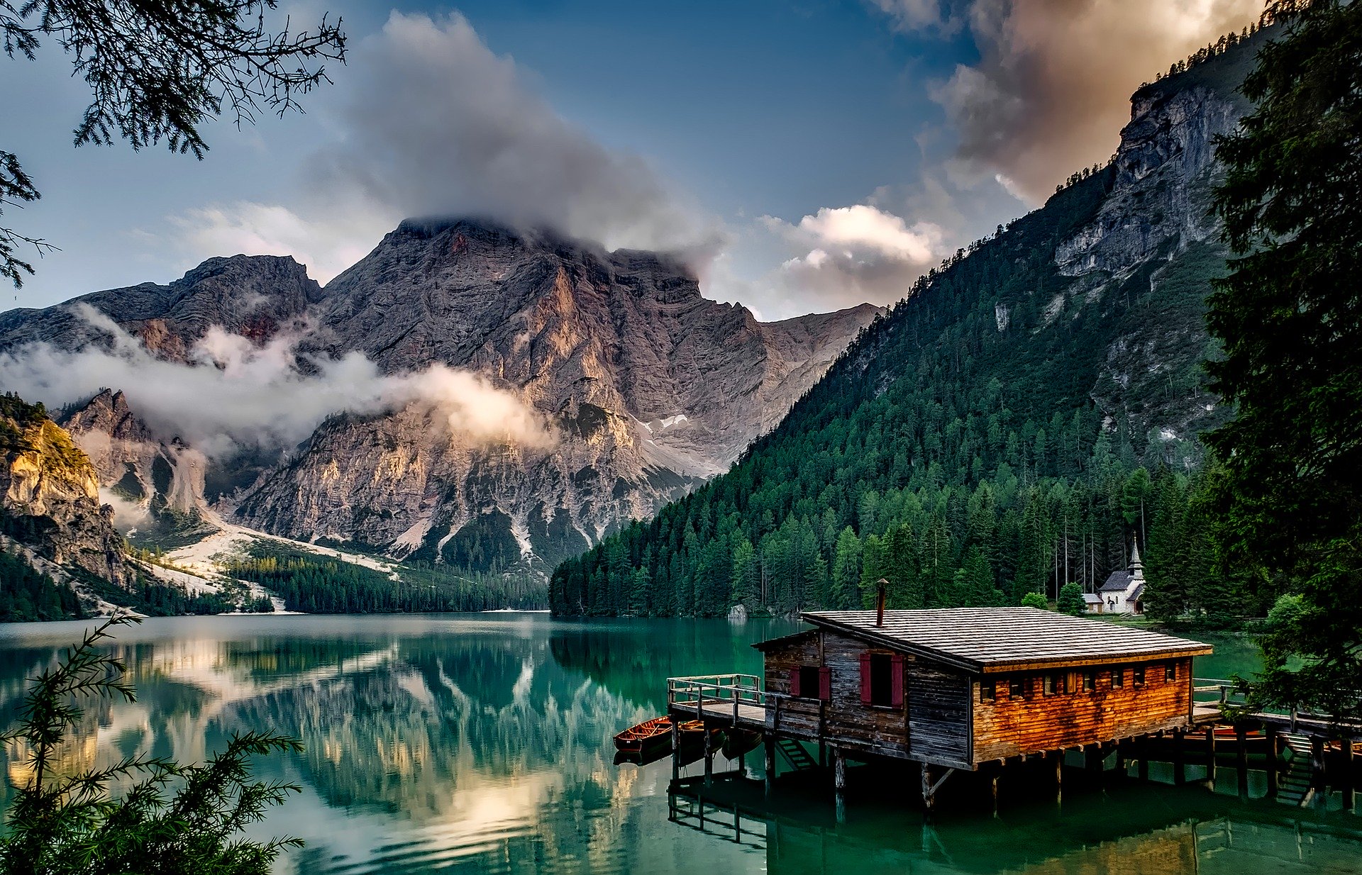 Lago di Braies tra le Dolomiti