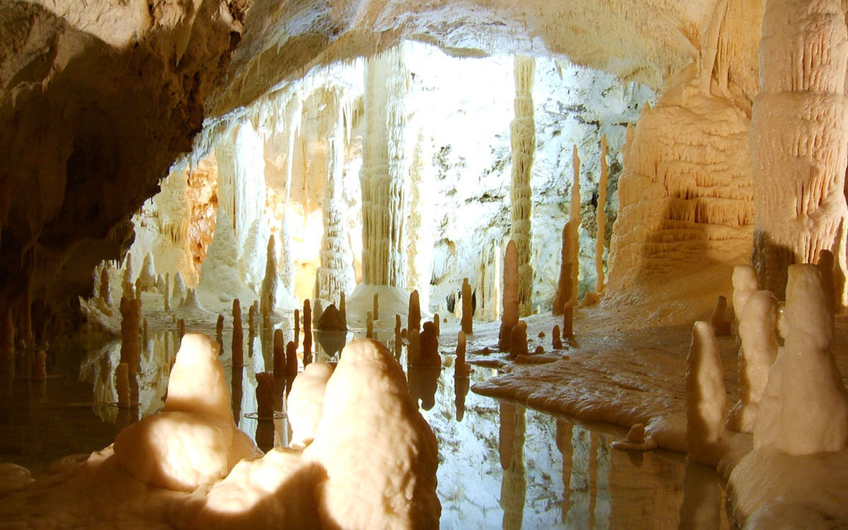 Visitare le Grotte di Frasassi