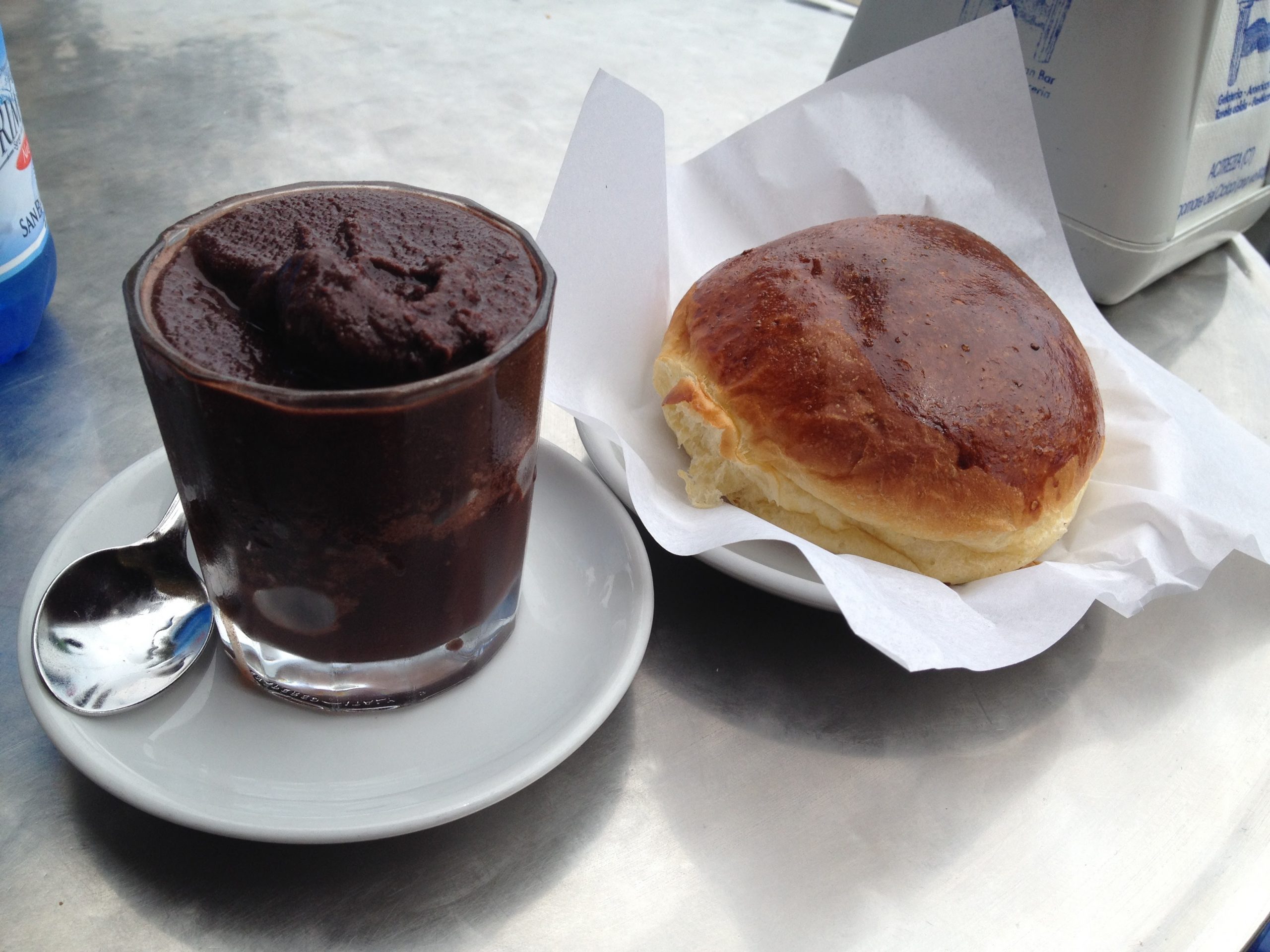 Granita e brioche, ecco la vera colazione siciliana.
