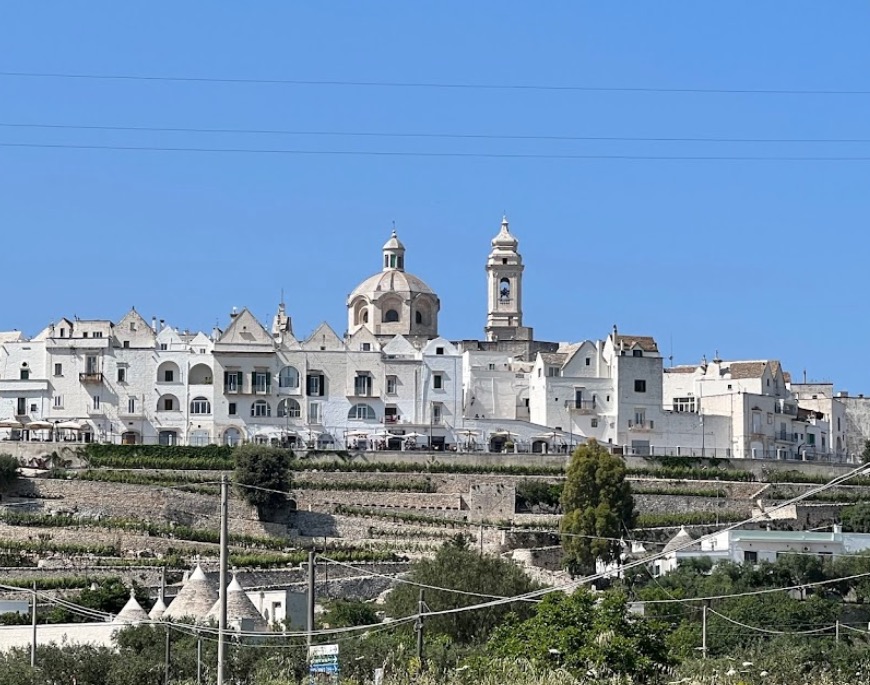 Locorotondo: Un gioiello bianco nella Valle d’Itria