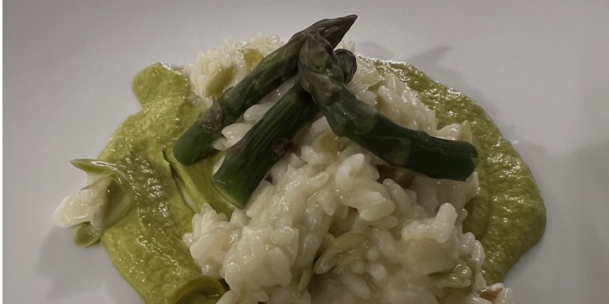 Risotto agli asparagi su crema di asparagi