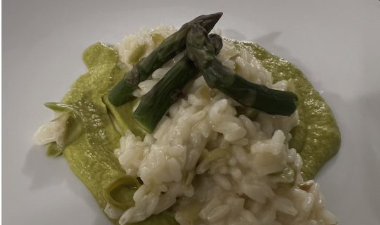 Risotto agli asparagi su crema di asparagi
