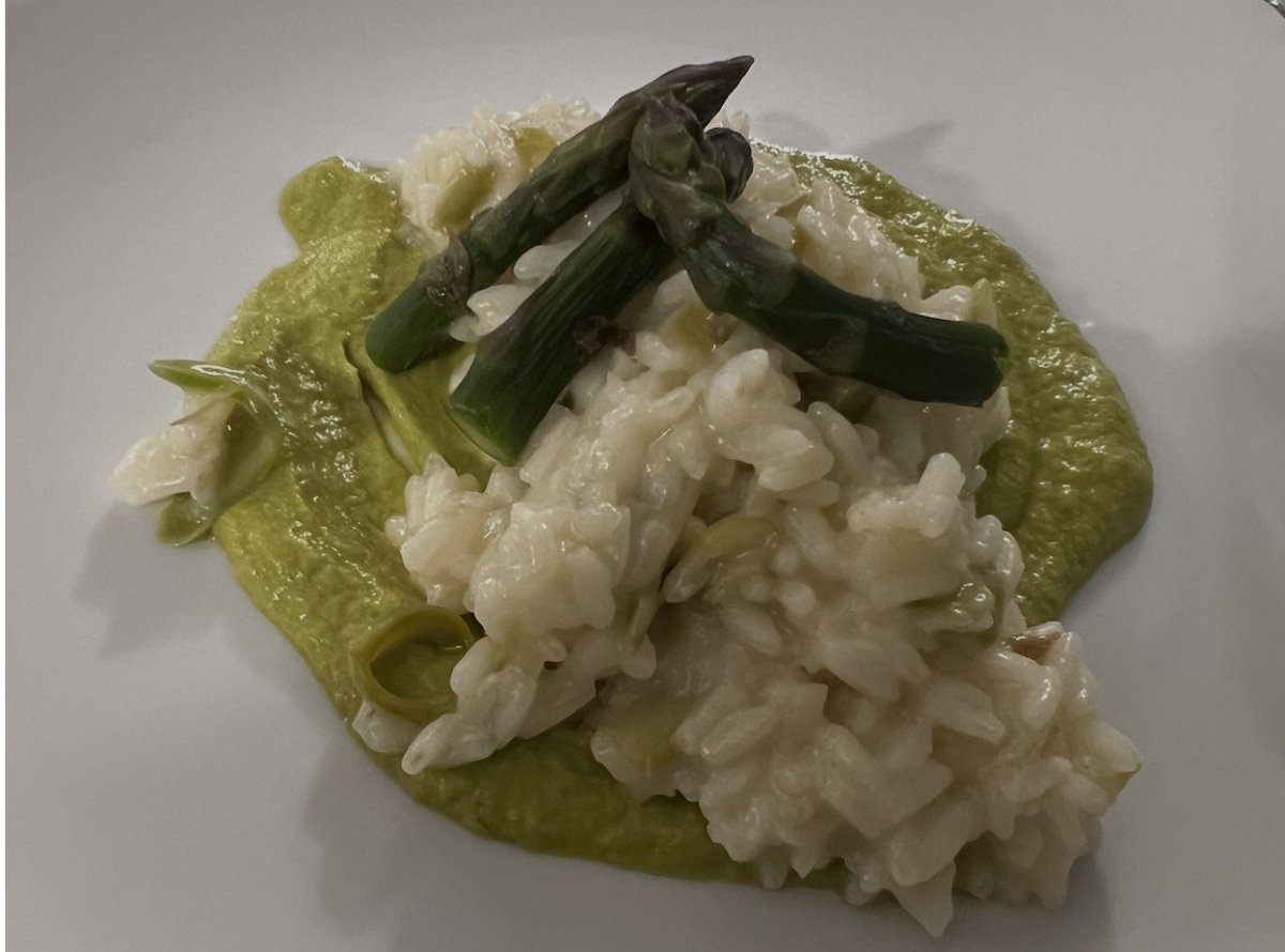 Risotto agli asparagi mantecato servito su crema di asparagi verdi con le punte intere
