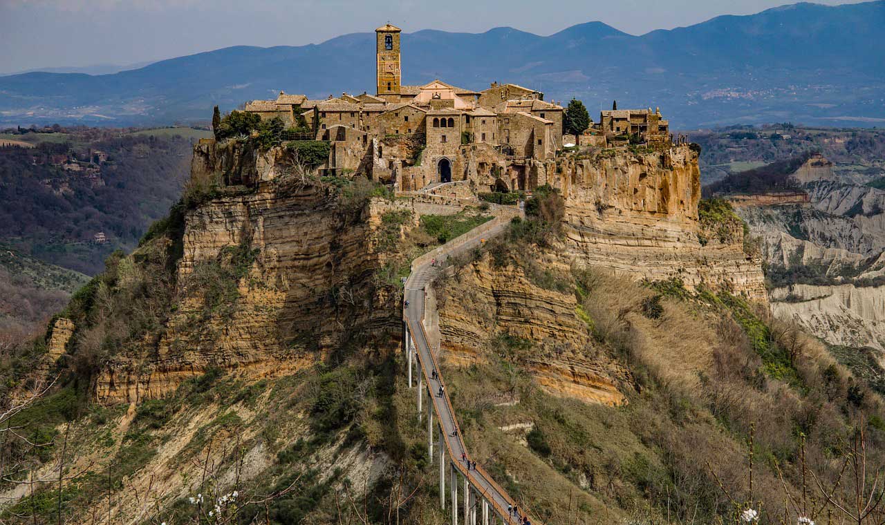 Civita di Bagnoregio, borgo su rupe tufacea nel Lazio