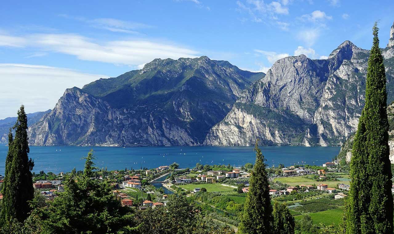 Panorama sul Lago di Como con borghi e montagne, Lombardia