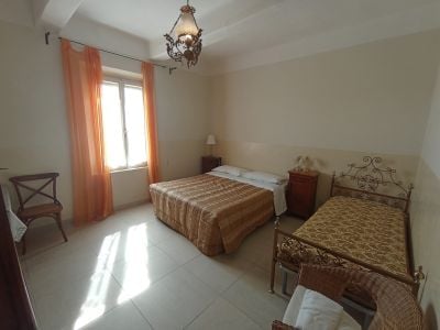 BILOCALE ;: CAMERA MATRIM. + CAM. TRIPLA + BAGNO