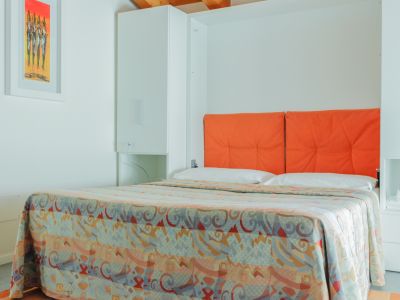 CAMERA ARANCIO
