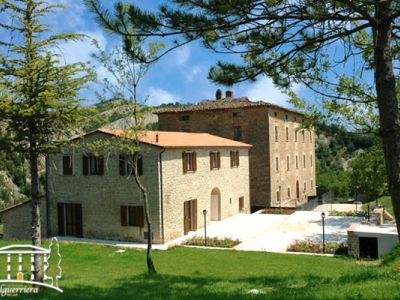 Casale 42 persone con piscina e giardino privato. Wi/Fi e Degustazione FREE