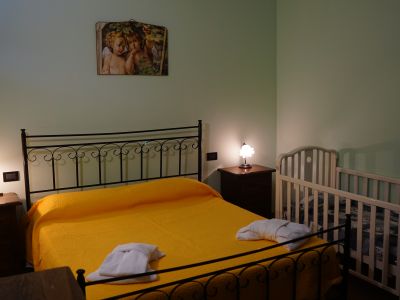7. Camera Tripla Matrimoniale con culla su piscina
