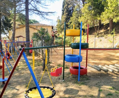 AGRITURISMO TOSCANO CON ENORME PARCO GIOCHI, PISCINA E RISTORANTE CON VISTA