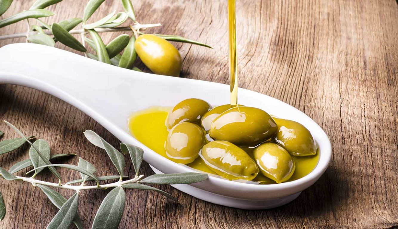 Оливковый масло на голодный. Оливковое масло. Оливки масло. Оливки и оливковое масло. Зеленое оливковое масло.